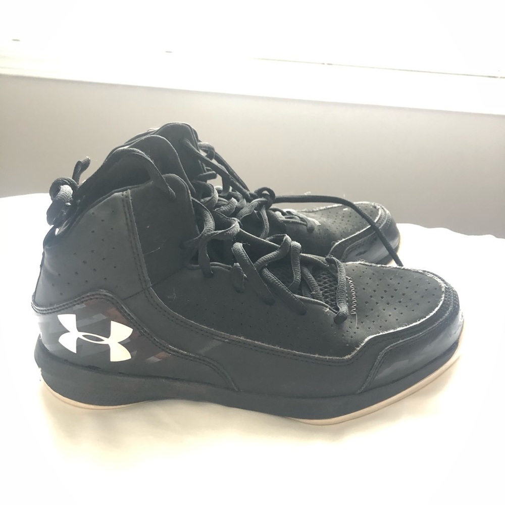 Girls youth basketball shoes. Under Armour.